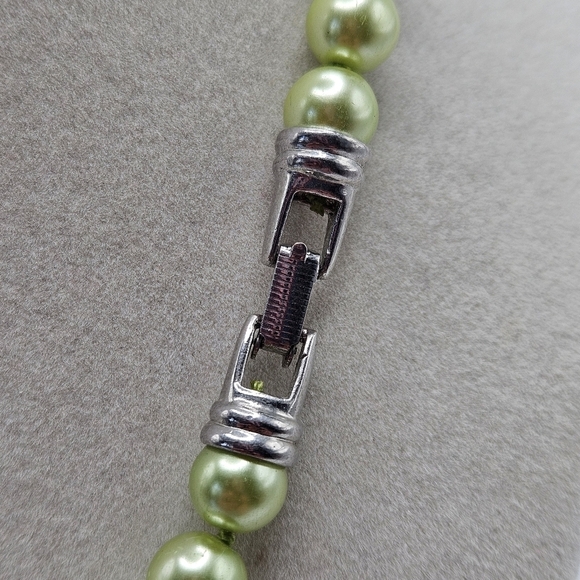 VINTAGE Pastel Green Glass Faux Pearl Single Strand 17" Necklace - Picture 4 of 5